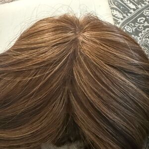Luxurious Honey-Glazed Brown Synthetic Wig with Natural Part